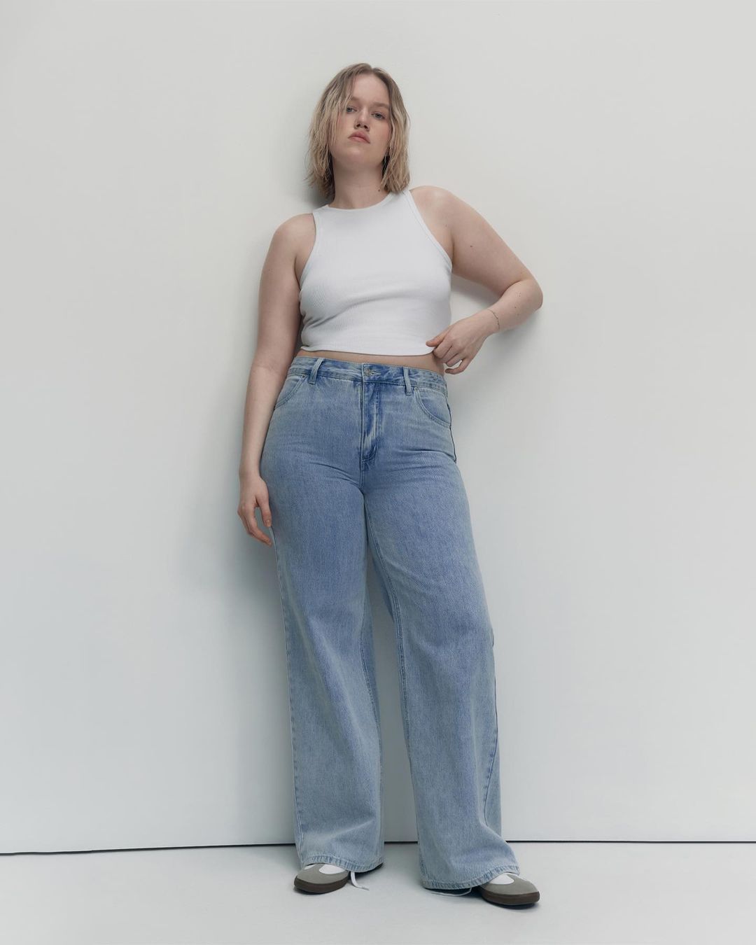 Девушка в больших джинсах