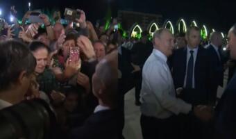 Видео с Путиным в Дербенте запустили теорию о двойнике главы РФ. На них он тянет руки толпе