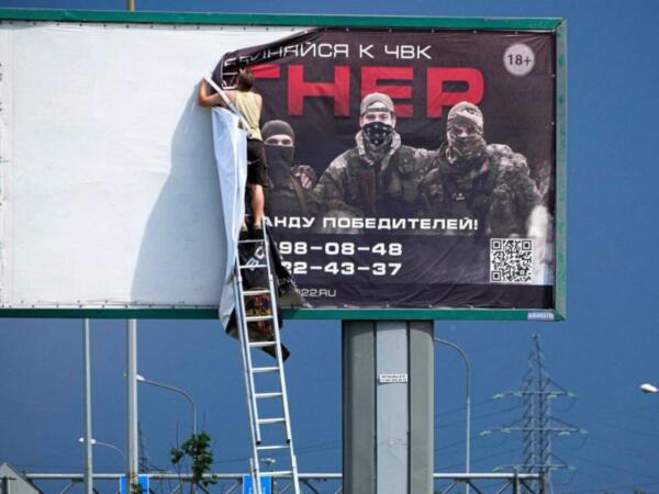 Баннеры с призывами записаться в ЧВК "Вагнер" исчезают с улиц. На видео их снимают по всей России