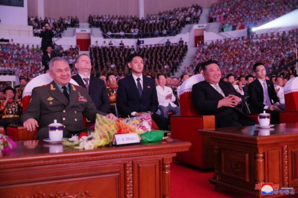 Шойгу прилетел в Северную Корею и попал в мемы. В них смотрит "Барби" вместе с Ким Чен Ыном