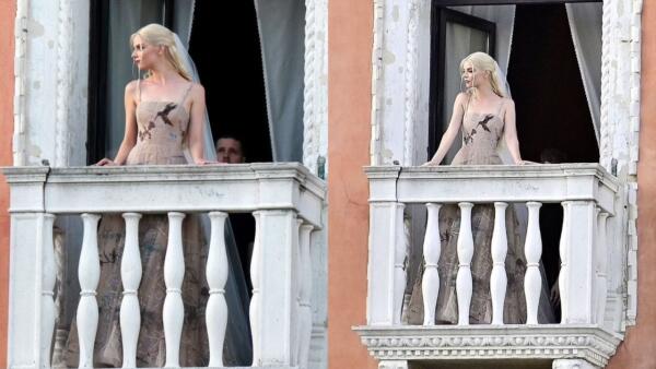 В Сеть попали фото со свадьбы Ани Тейлор-Джой. Невеста в Dior позирует на балконе палаццо в Венеции