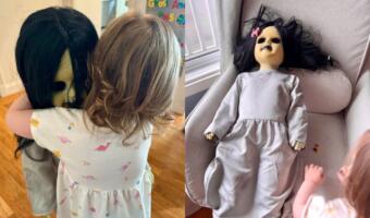 Девочка подружилась с жуткой куклой для Хэллоуина. На фото она обнимает игрушку как из «Проклятья»