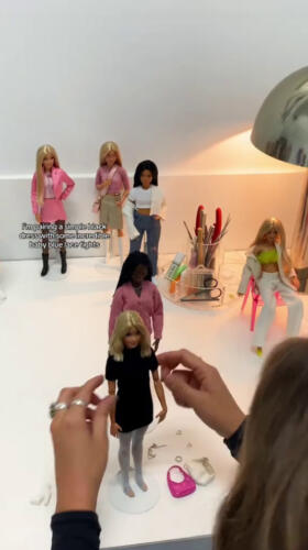 Один день жизни Барби-стилиста. Девушка наряжает кукол и придумывает им занятия, как в детской игре