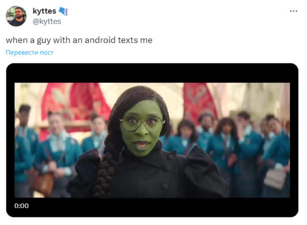 Трейлер фильма "Злая" угодил в мемы. На пикчах Ариана Гранде разговаривает с совой Duolingo